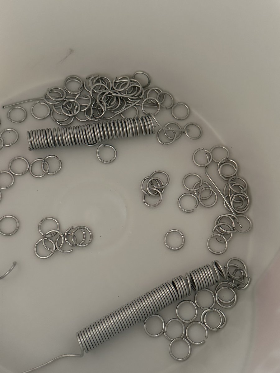 zastelatv's tweet image. currently learning how to chainmail