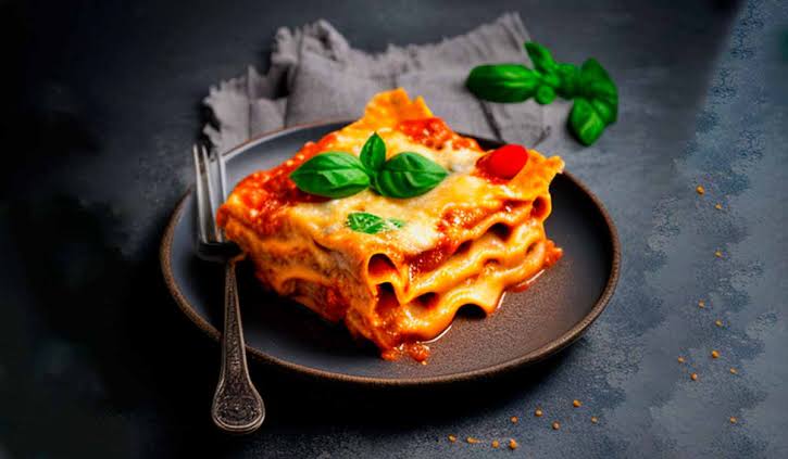 bakecheffbr's tweet photo. TEMA DA PROVA DE ELIMINAÇÃO: LASANHA. 

@sou_juniorr @malutweetss e @Loordxs caíram na eliminação e tiveram que se enfrentar no prato favorito do gato garfield. Confira a baixo o resultado. https://t.co/Vs56zEfEYm