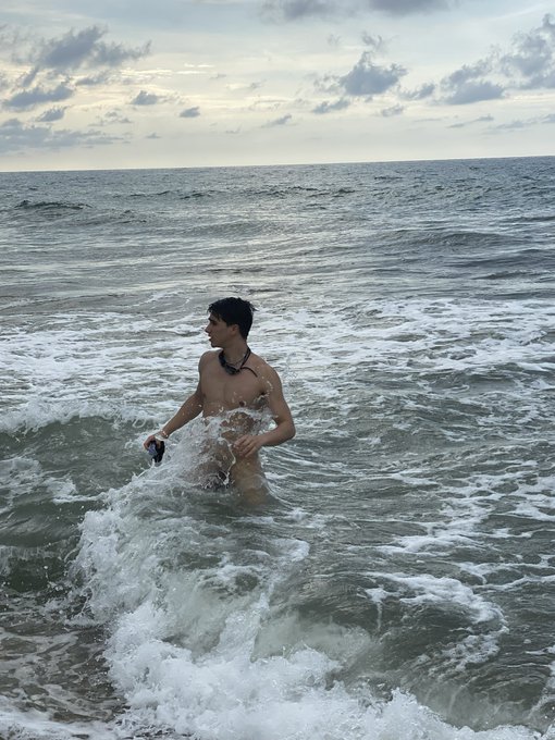 2 pic. Let&rsquo;s go to the beach https://t.co/QkM9EeF8Ne