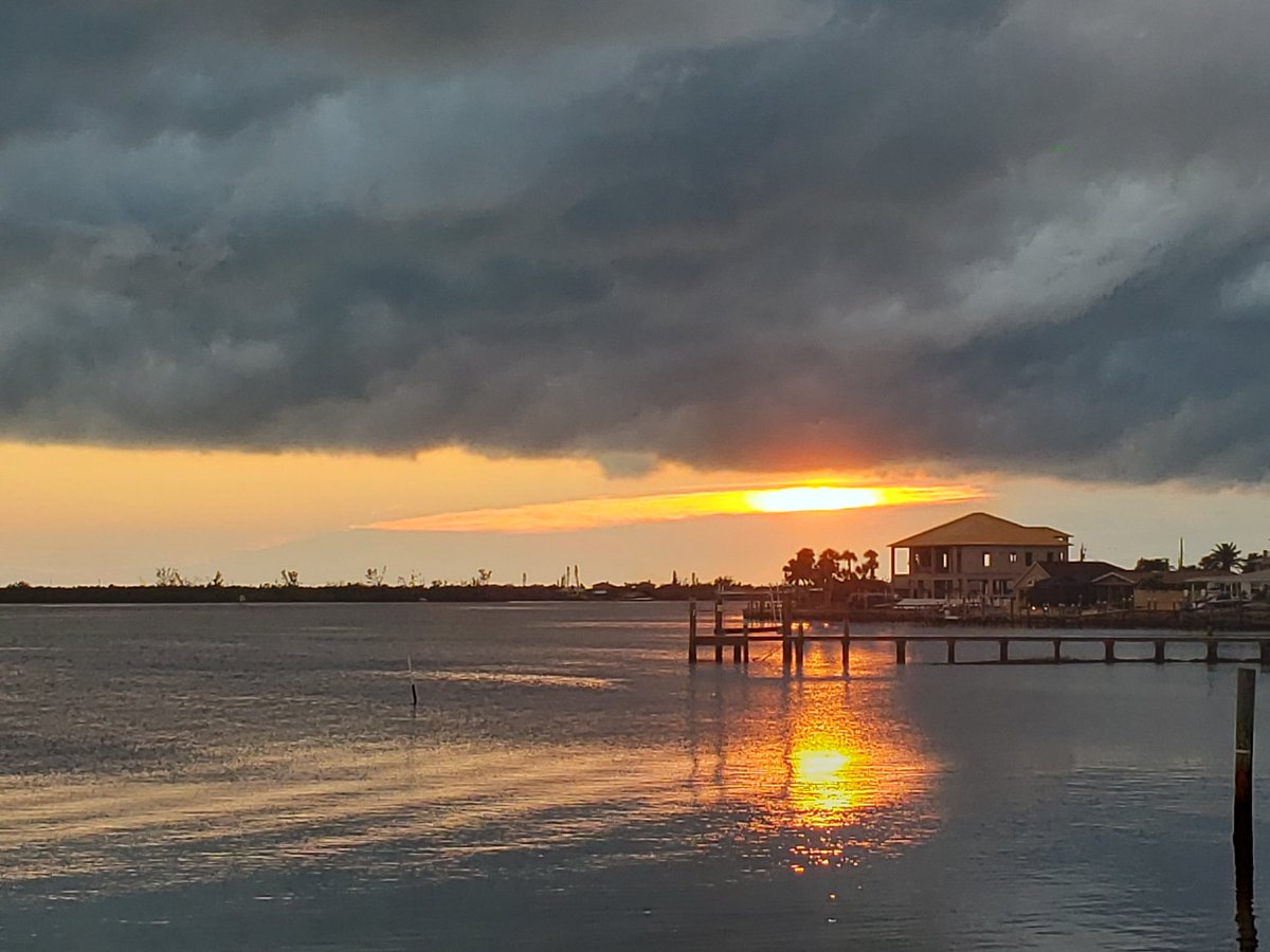 Rachel_Roo34's tweet photo. A sliver of hope. #sunset #hope #StayPositive #rollingstorm https://t.co/aUaYfeloUZ