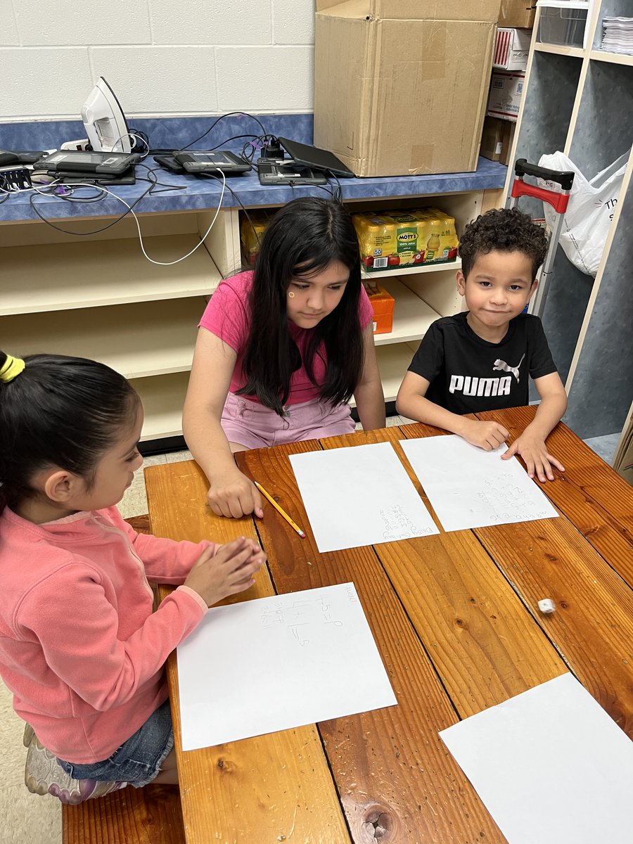 4SE spent some time with <a href="/Kinderbaez/">Traci Baez</a>. We listened to a story, had a snack, practiced our addition, and counting to 100. What fun <a href="/KomenskyLions/">Komensky School</a>
<a href="/KomenskyPBIS/">Komensky PBIS</a> #OrgulloLeonesKomensky #d100inspires