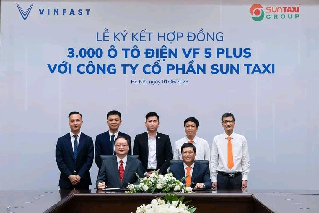 Hà Nội, ngày 01/06/2023 - Công ty Cổ phần Sun Taxi đã ký kết hợp đồng mua 3.000 xe ô tô điện VF 5 Plus từ VinFast. Đây là hợp đồng mua xe có quy mô lớn bậc nhất Việt Nam từ trước đến nay, với thời gian bàn giao từ nay đến năm 2025. 🥰