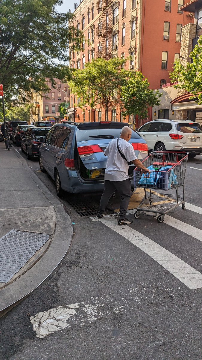 WakefieldBxDave's tweet image. @placardabuse @NYCMayor @nypdpc An @NYCSanitation #FancyHat and &quot;Not valid for city streets&quot; parking permit is never valid in any No Standing zone, even if the permit allowed it 

And using this city property during an @EastRiverPlaza shopping run is also a @NYCCOIB violation.