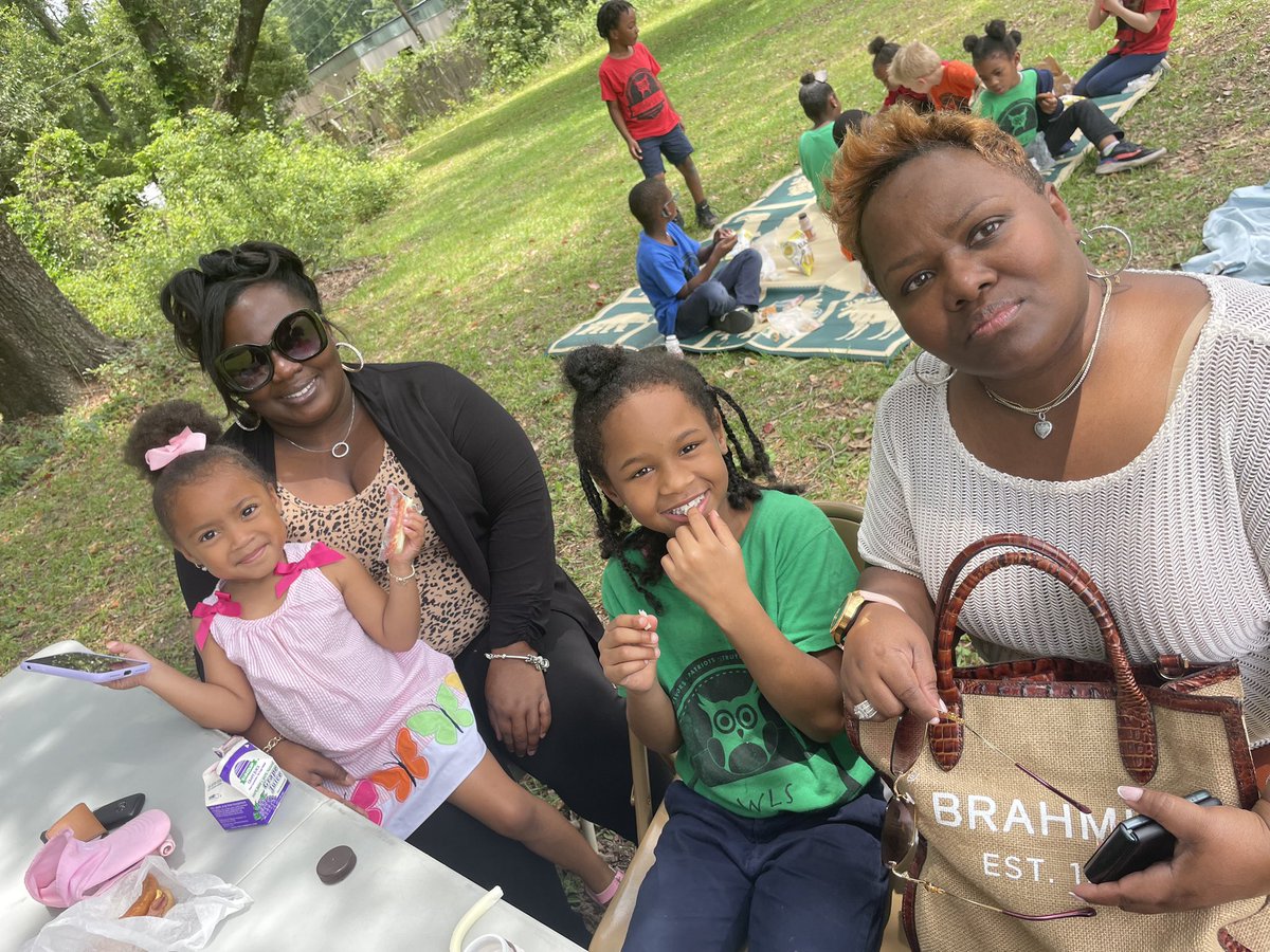 Parents who registered on time got to come picnic with their child(ren)! <a href="/FriosPops/">frios gourmet pops</a> were also for sale! What a fun day with our Fonde families! #CelebrateFonde <a href="/MobilePublicSch/">MobilePublicSchools</a>
