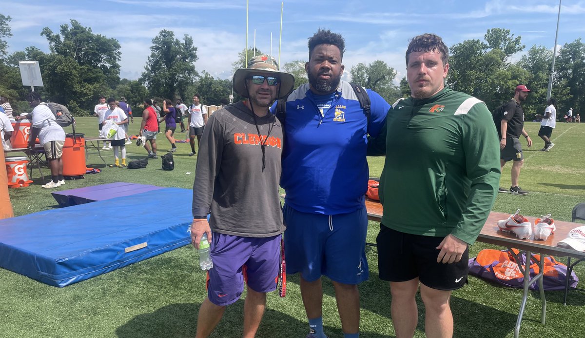 CoachMcRae77's tweet photo. Thanks @coachkr10 for having me these last two days, defiantly learned a lot .
#Trenches #OL/TE #ClemsonFB #AllenFB https://t.co/X0I8IYxJeO