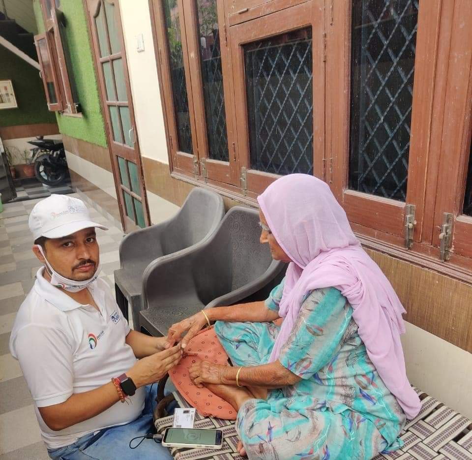 ashi_apple's tweet image. अम्बाला जिले  में  VLE अमन जी बुजुर्गों और जरूरतमन्द लोगों को उनके जाकर पेंशन वितरित करते है!

आपके इस जज्बे को सलाम!!!

@CSCegov_ @cscharyana @cmohry