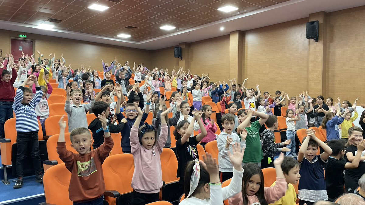 “Tiyatro, adeta hem ahlak, hem de lisan için en büyük mekteplerdendir.”

“Kitaplar Canlanıyor - Books Come Alive “ eTwinning projesinin bir parçası olan “Uğur Böceği Uç Uç Lusi“ kitabını canlandırdık; seyircileri ise gerçek bir tiyatro izlemenin keyfine vardılar.