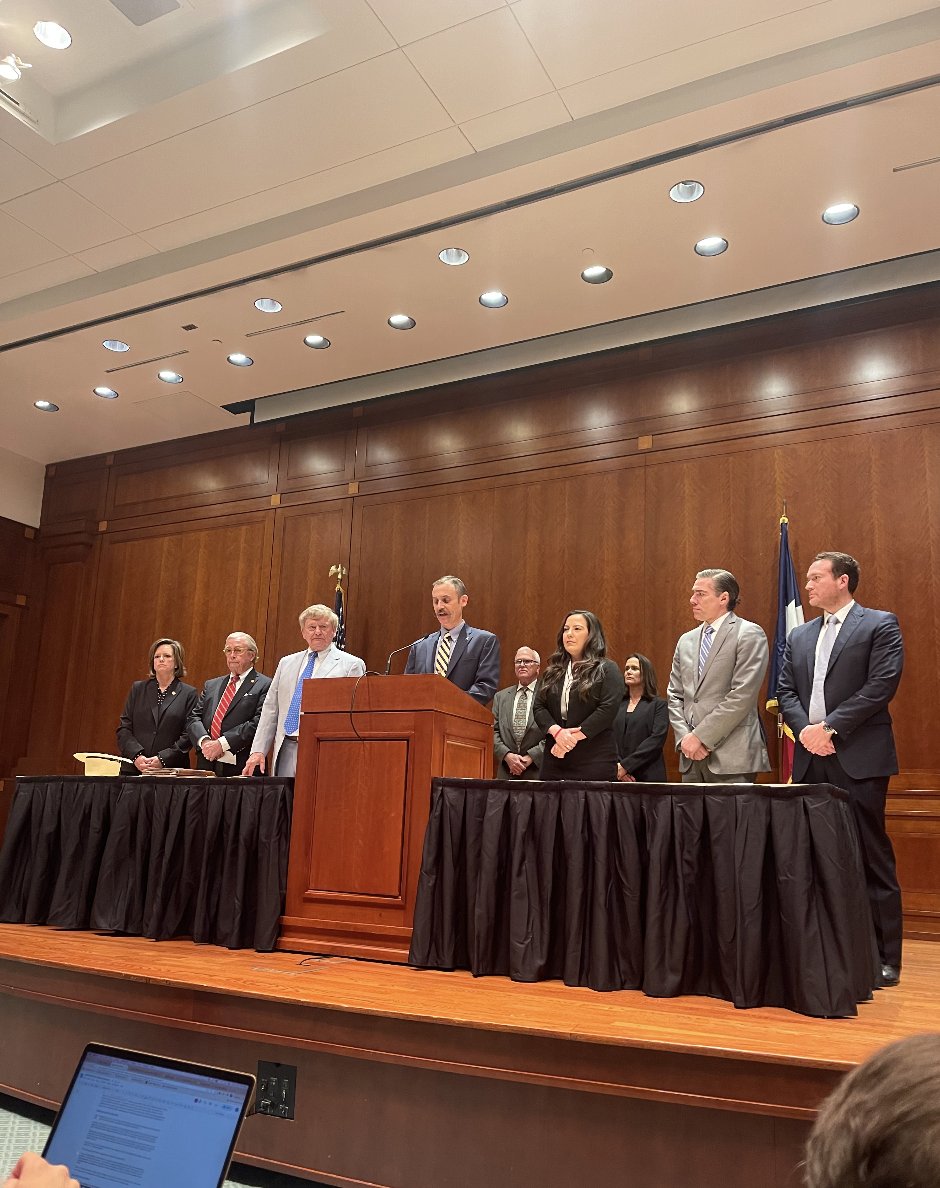 jaspscherer's tweet image. High-powered attorneys Dick DeGuerin &amp;amp; Rusty Hardin will present the House impeachment case in @KenPaxtonTX's upcoming Senate trial.

"This is not about punishing Mr. Paxton," DeGuerin says. "The people of the state of Texas are entitled to know whether their top cop is a crook."