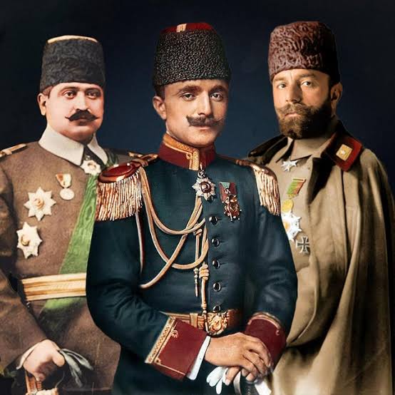 yukselhos's tweet photo. Yok değil mi kendini ait hissettiğin bir parti? Bezdin mi örgütlü cehalet yaygarasından? Ne sağ ne sol, veriyor mu ruhunda taşıyacak heyecanı? Kulağında salâsı dinmemiş düşmüş kahramanların yüzü süslüyor mu vatanla ilgili rüyalarını? Enver deyince iç çekip Talat denince ısırıyor musun dudağını? Giriyor mu rüyalarına Manastır'ın dağları? Selanik'te yükselen hürriyet nidaları, vatanının al ve yeşil bayrakları, duyuyor musun son nefeste başlatılan Türk hücumunu, boğazını sıkarak yıktığın çarlığın ölüm çığlığını... 

Okşuyor mu saçlarını tozlu savaş meydanlarının rüzgârı? Kavuruyor mu kalbini çöl sıcağı gibi Fahrettin Paşa'nın anısı? 

Yedi denizde üç kıtada savaşan, atalarına yön veren ruh geliyor mu aklına? Kur'an dendiğinde cumhuriyeti kuranlarla beraber geliyor mu aklına kutsalın? Birbirine vatan, bayrak ve inançla bağlı O ruh, o fikir birliği geliyor mu? 

Geliyor mu aklına bunlar?
Mezarsız yatanlar, cebinde tek kuruşla vurulanlar... Kanlı gömlekler, asılan Mehmed Kemaller?

Düşünüyor musun hiç?
Kaç savaşın kaçıncı mehmedisin?
Kaç zaferin taşıyıcısısın.

Bilmem bu nesilde kaçıncısın.
Kaçıncı düşen, kaçıncı göçensin.

Bilmediğin hangi savaşlara daha mirasçısın.

Üzülme, biz bin yıllık bir hafızayız.
Yüz yıllık her dirilişte yeniden doğarız.

Onlar düştü, sen kalkacaksın.
Korkmayacak, dik duracaksın.
Çünkü sen bir İttihatçısın. (Y.H)

İTC🤝🇹🇷
Allah | Vatan | Namus | İttihad