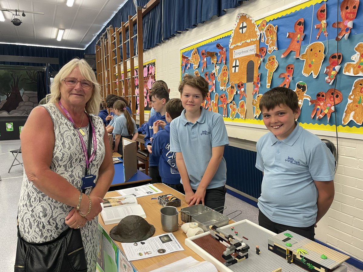 A privilege to welcome the Mayor and councillors from @ANDborough today to meet P7 and view their projects. Great also to welcome back past pupil Cllr Christine Creighton. @KarenDouglas_NI @StevieHollywood @donnaMackey10 #Somme #Goodrelations