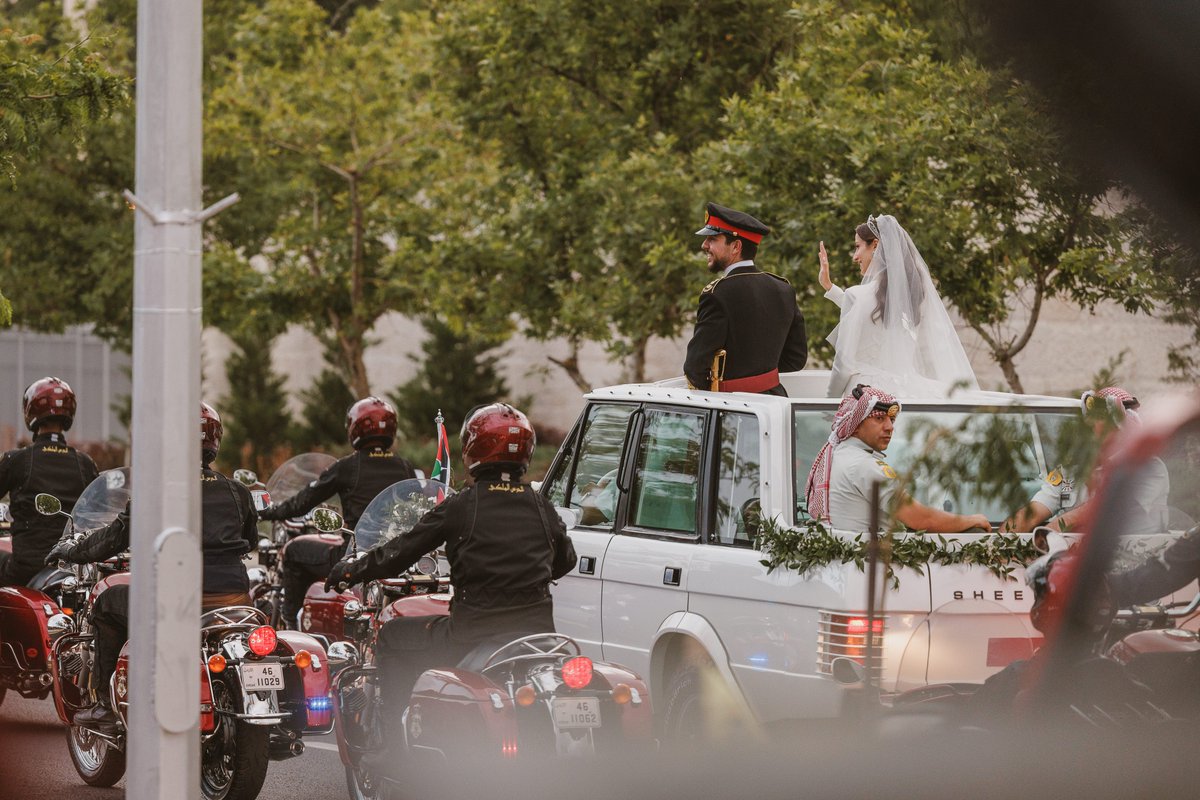 صاحبا السمو الملكي الأمير الحسين بن عبدالله الثاني، ولي العهد، والأميرة رجوةُ الحسين محاطان بالموكب الأحمر
#نفرح_بالحسين

Their Royal Highnesses Crown Prince Al Hussein and Princess Rajwa Al Hussein in the Red Motorcade
#CelebratingAlHussein