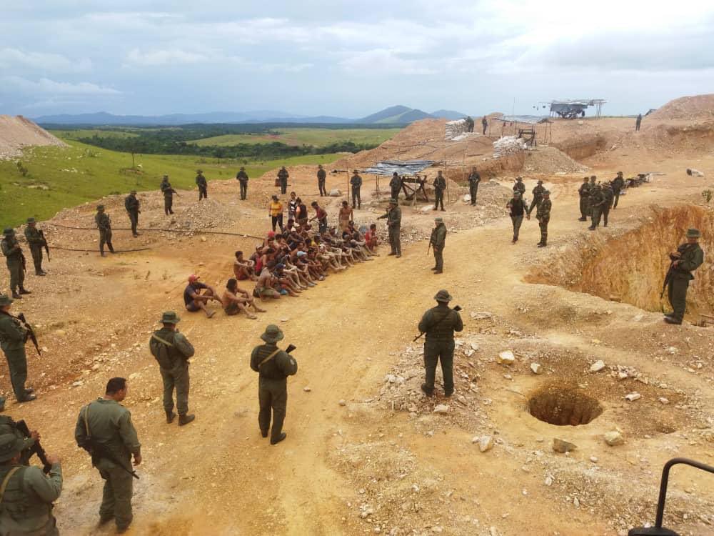 De la Ley Penal del Ambiente:

La persona natural o jurídica que provoque la degradación o alteración nociva de la topografía o el paisaje en zonas montañosas, en sierras o mesetas por actividades mineras, industriales, tecnológicas, forestales, urbanísticas o de cualquier tipo,