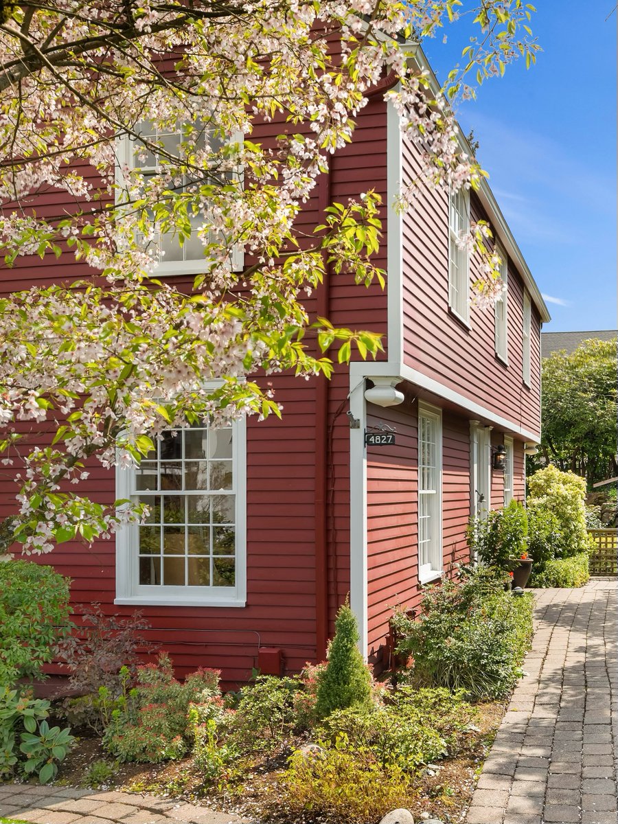 truexproperties's tweet image. Recently sold in Laurelhurst. Are you or someone you know interested in selling or buying a home? Here to help! 3 Beds | 3 Baths | Sold $2,515,000 #theresatruexproperties #justsold #windermere