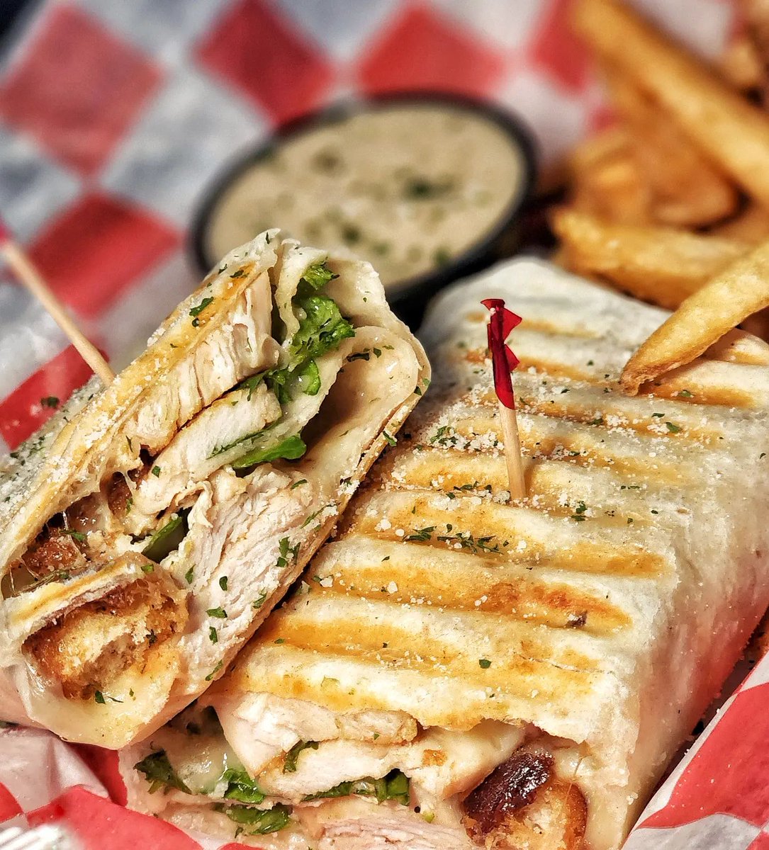 Huntsannex's tweet photo. Call us the director because that's a wrap! 🎬 Cheesesteak Wrap or Chicken Caesar?!
#HuntsAnnex #DelcoEats #delcofooD #cheesesteak #PhillyFood #chickencaesarwrap #cheesesteakwrap https://t.co/GsqsT26BDZ