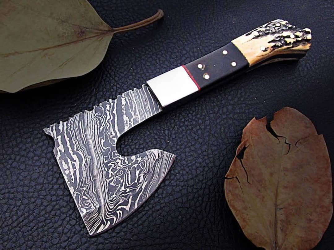 dragon_knives01's tweet photo. Custom Handmade Damascus Axe with Steel Bolster, Stag and Buffalo Horn Handle 💯
#axethrowing #axe #axes #axejunkies #hatchet #fun #throwingaxes #hatchetthrowing #tomahawk #mobileaxethrowing #outdoors #bushcraft  #viking #kissmyaxe #camping #axelife #axethrowingleague #vikings https://t.co/fz3gHcEsV9