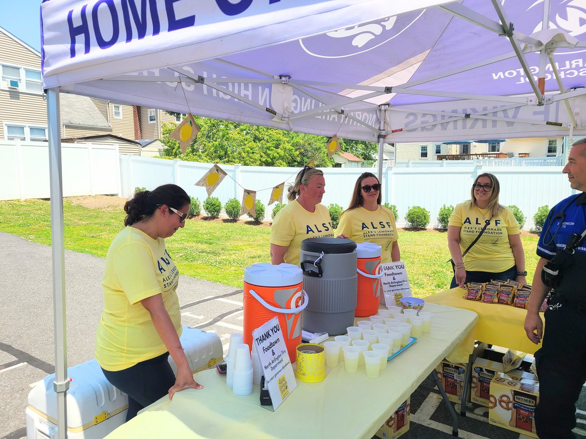 Mayor_Pronti's tweet photo. I was proud to donate to the Alex's Lemonade Stand, set up by Roosevelt School PTO.
Supporting organizations like these, not only help good causes, it also teaches our children how human beings should help others.
#alexslemonadestand #MayorPronti #NAStrong #NAEMS https://t.co/T3duOErfEN