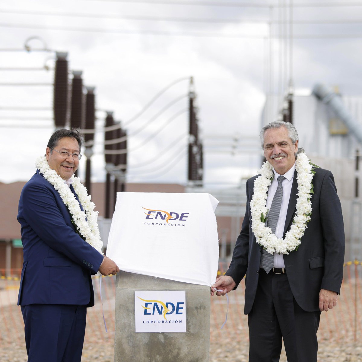 alferdez's tweet photo. Inauguramos la primera obra de vinculación de energía eléctrica entre Argentina y Bolivia 🇦🇷🤝🇧🇴

El electroducto Juana Azurduy de Padilla mejora el abastecimiento para las familias del norte del país y nuestra industria, impulsando el desarrollo de toda la región. https://t.co/XyDd7UN7Fz