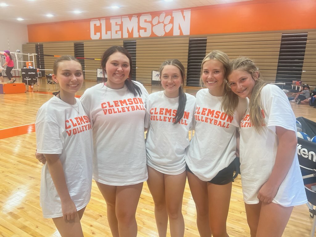 Group of our girls putting in work @ClemsonVB camp today! #thundernation