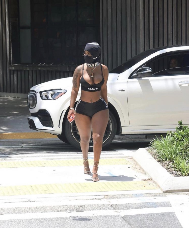 MarLife_'s tweet image. The girl in the car is most definitely me