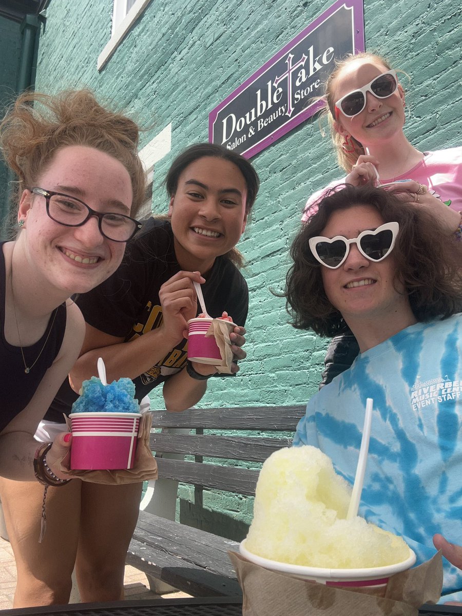 MaleahAlexander's tweet photo. First FMP hangout!! Got some Hawaiian ice with some cool co-fmps! @RCHSFMP @dylandeets @mkdepue @MadiRosati @CooperGoPo @Mrs_Dant https://t.co/4ItYe5cpDm
