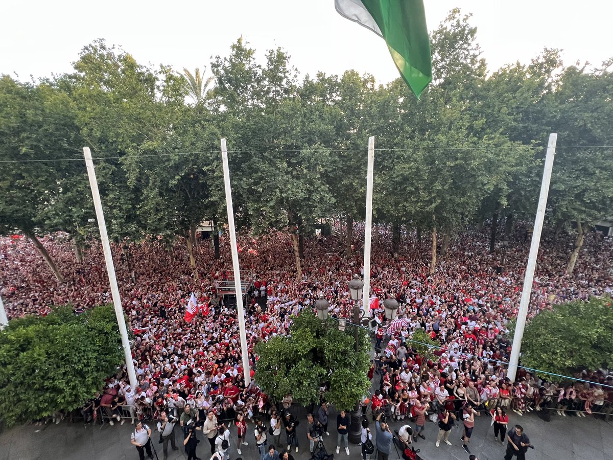 SevillistasU's tweet photo. Por más que otros se empeñen en volcar ortografías y escriban siempre con be lo que es con uve inequívoca, esta ciudad, esta mujer, esta gloria fugitiva solamente tiene un nombre con siete letras: ¡SEVILLA! ¡SEVILLA! ¡SEVILLA! https://t.co/So2LPAa8av