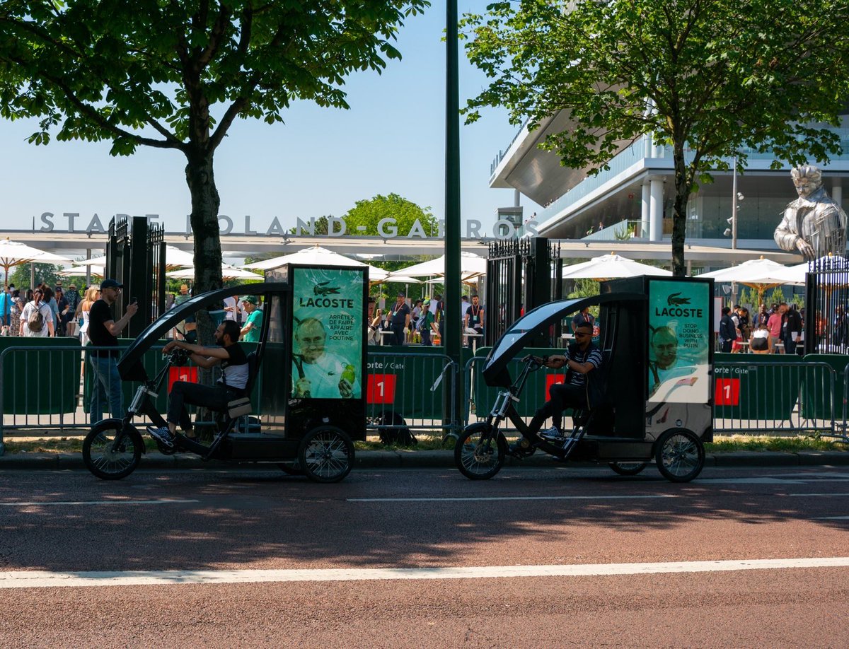 Aujourd'hui à Paris avec <a href="/SolidarityUKR/">Ukraine Solidarity Project</a> nous nous sommes rendu à #RolandGarros pour rappeler à son sponsor <a href="/Lacoste/">Lacoste</a> qu’il faut cesser de faire des affaires avec l’état terroriste Russe. Leurs boutiques restent ouvertes en russie malgré la guerre qu’elle mène contre l’Ukraine.