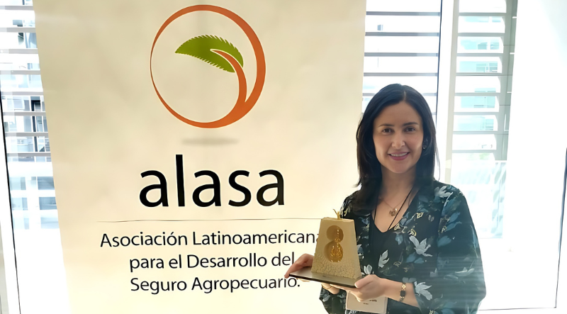 FasecoldaOficia's tweet photo. #ALASA le entregó un reconocimiento a la Directora de #Sostenibilidad por su presentación sobre #TaxonomíaVerde y #Seguros, en la que afirmó que lo expuesto se tiene que volver un elemento de consulta que permita mejorar la forma en la que se ejerce la labor aseguradora. https://t.co/6yvkcXLPWG