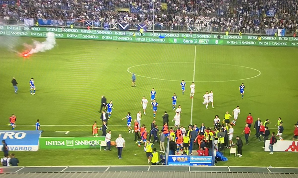 Il Brescia sta retrocedendo in C e allora al minuto 96 i tifosi fanno invasione di campo. Non si potrebbe ma tanto nel calcio italiano il regolamento non esiste più, ognuno fa come gli pare e quindi viva il Far West. Il Brescia si dice innocente, ma conta di cavarsela comunque…