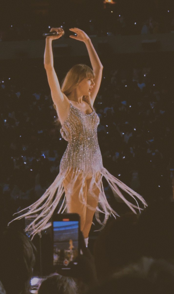 addyatmidnight's tweet photo. she shines so bright🥹🫶🏻 

this might be my favorite round of photos yet!! the fearless era during metlife n3 by me he heeeeeee ✨💛 https://t.co/9IyIduAC1e