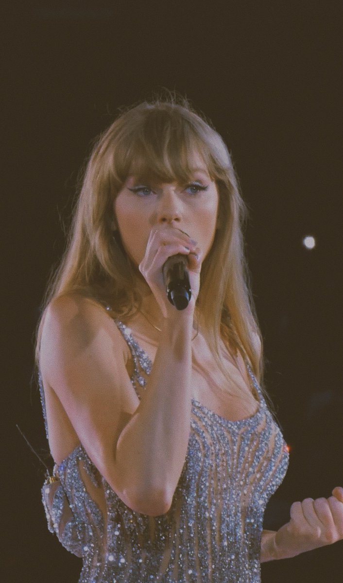 addyatmidnight's tweet photo. she shines so bright🥹🫶🏻 

this might be my favorite round of photos yet!! the fearless era during metlife n3 by me he heeeeeee ✨💛 https://t.co/9IyIduAC1e