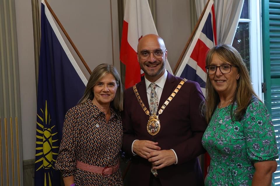 Thank you to His Worship #mayorofgibraltar for making history by becoming Gibraltar’s First #DementiaFriendsMayor.Grateful for your enthusiasm,your ability to motivate others and your unconditional support 💜#dementiafriends #weareone #togetherwecanmakeadifference #gibraltar 🇬🇮