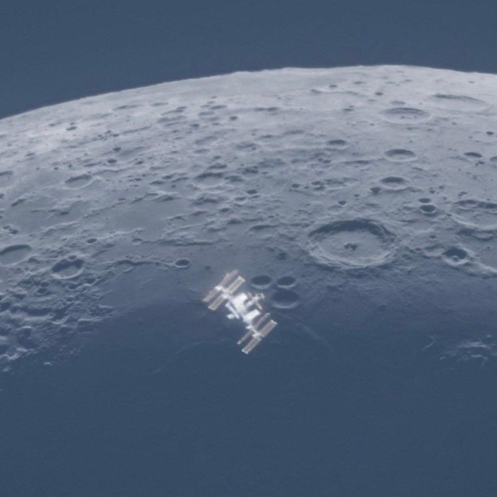 Linda foto de um trânsito da ISS em frente a Lua, captada pelo astrofotógrafo Andrew McCarthy. Créditos: Andrew McCarthy