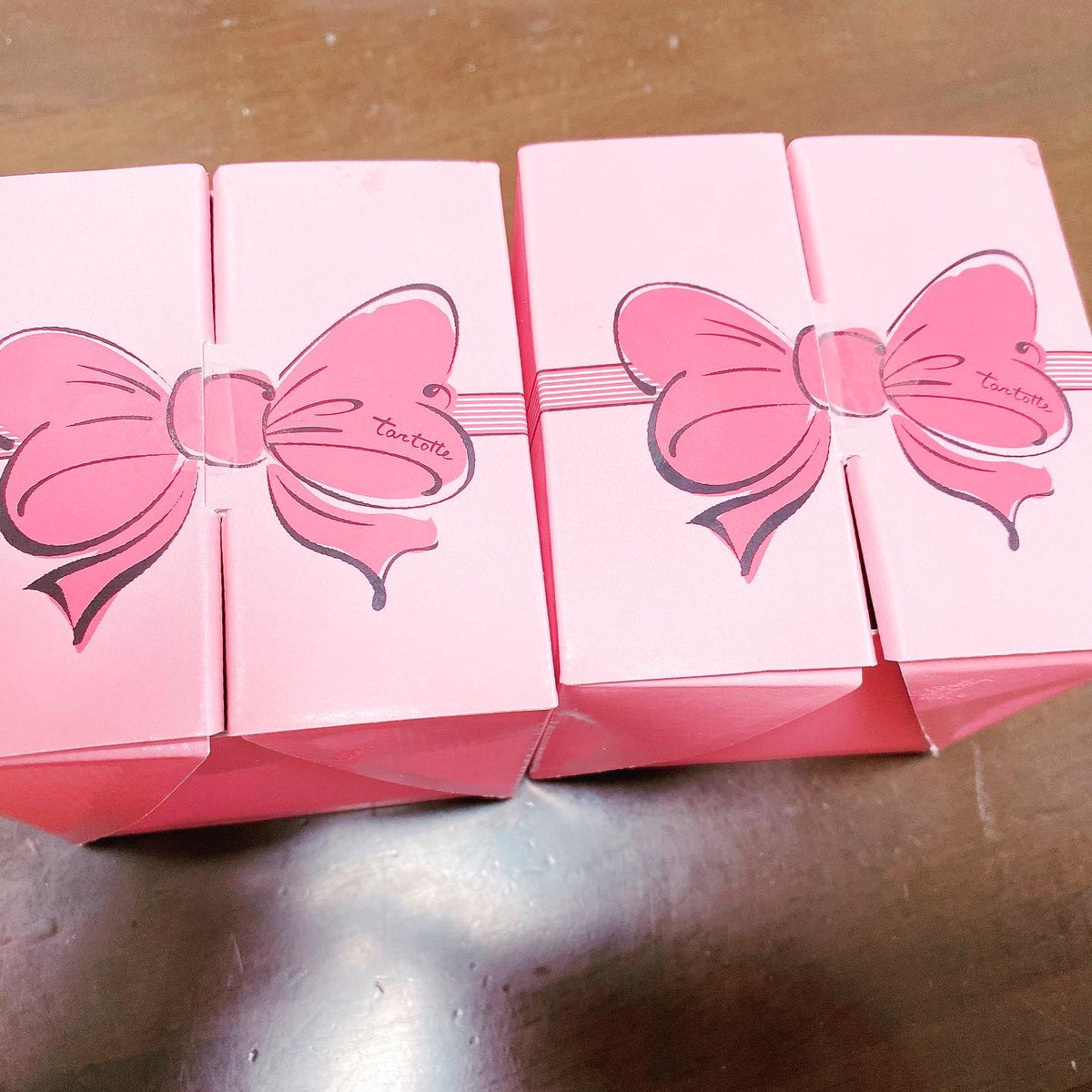 Chan1003Sayo's tweet photo. 葵タワー1Fにこちらも5月21日にグランドオープンしたばかりの＂宝石のようなフルーツタルト タルトッテ＂✨
お味はもちろん⭕️
今度は手土産に使ってみようかな❓
⁡
#宝石のようなフルーツタルトタルト���テ #宝石のようなフルーツタルト #タルトッテ #タルト https://t.co/1Xx24EqVCZ