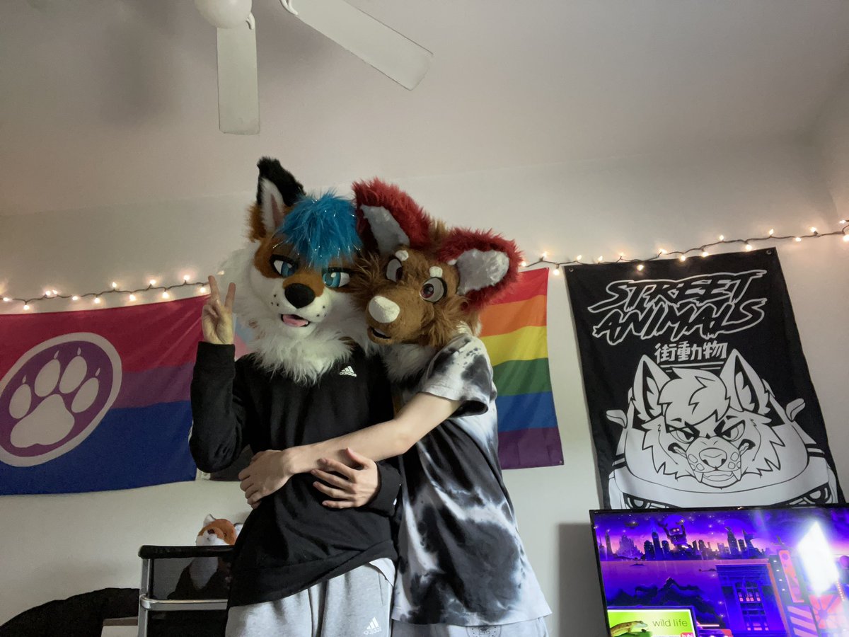 Happy #PrideMonth to all you wonderful  queer and LGBTQ+ furs! Never stop being you and remember to always love yourself 💙💙