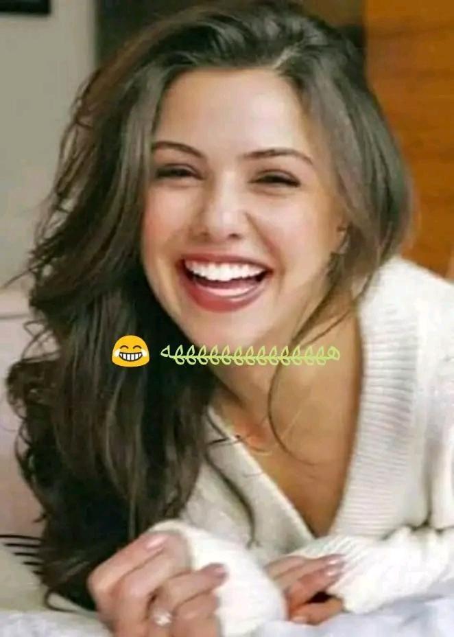 قامت من النوم فلم تجد زوجها وذهبت تبحث عنه فوجدته في المطبخ يدخن سجاره ويشرب قهوه ودموعه نازله على خده
قالت وش فيك ؟
قال لها تذكرين قبل عشرين سنه لما ابوكي مسكنا انا وانتي وهددني أما اتزوجك أو السجن عشرين عام ؟
قالت له ايه أذكر
قال لو اخترت السجن أني اليوم طالع منه 😂