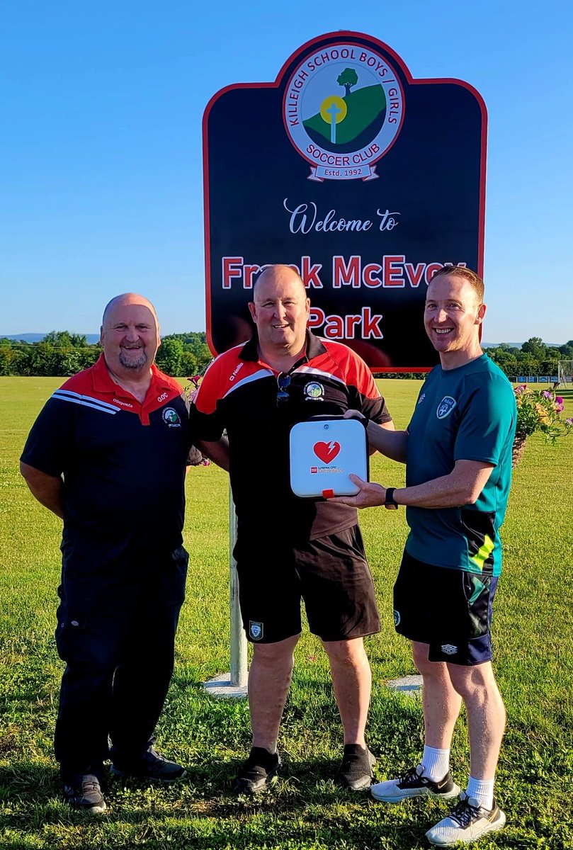✅ Delighted to present this LIFEPAK CR2 Defibrillator to Killeigh FC as part of the @MrsBrownsBoys FAI Heart Care programme.

Well done to the committee for the work they put in to get this life saving piece of equipment for Frank McEvoy Park. 👏

 #defibssavelives @JimmyMowlds