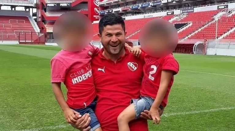 👹×🇦🇹 | PROHIBIDO OLVIDAR

➡️ Quiero recordar a JUAN CALVENTE de la peña de San Isidro

📌 Padre de dos hijos y asesinado mientras viajaba por Independiente.

❌ Ni esta dirigencia ni la anterior fueron capaces de poner una placa o hacer socios de por vida a sus hijos

NO OLVIDAR