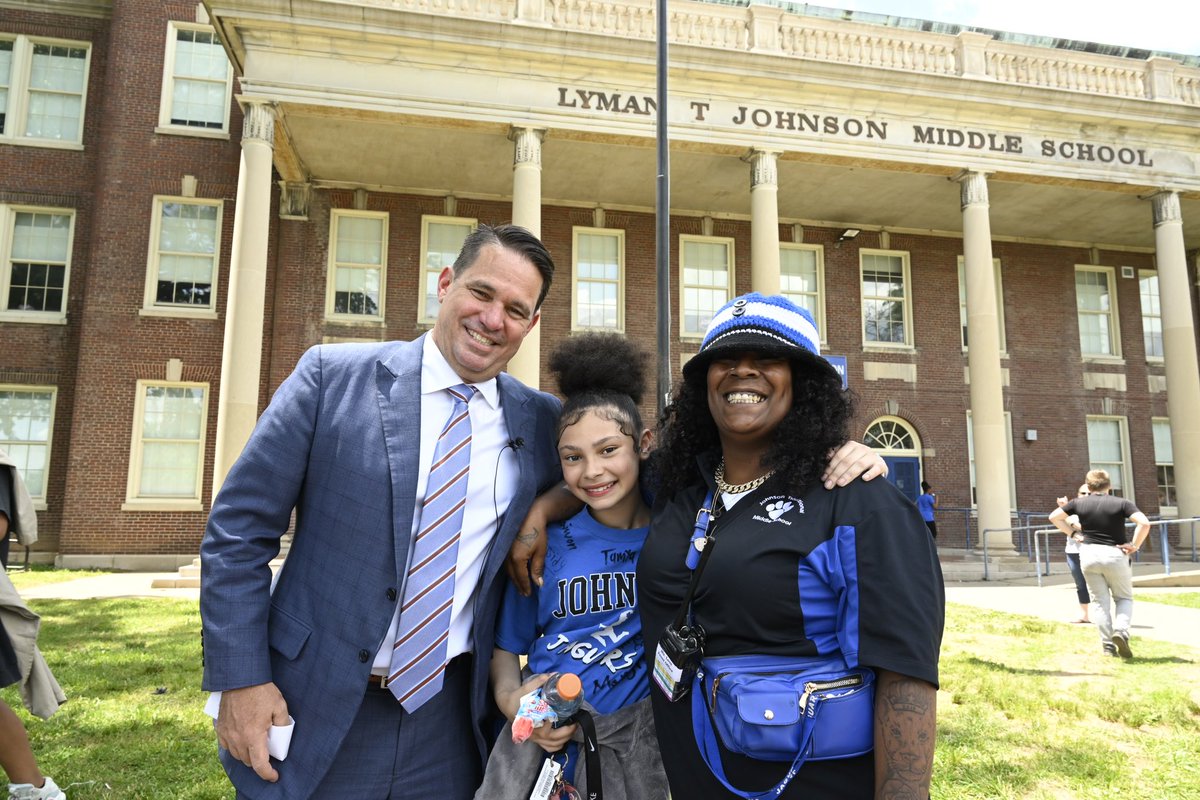 JCPSKY's tweet photo. 📸 See you next year 😎! #WeAreJCPS https://t.co/16Mf10GuLN