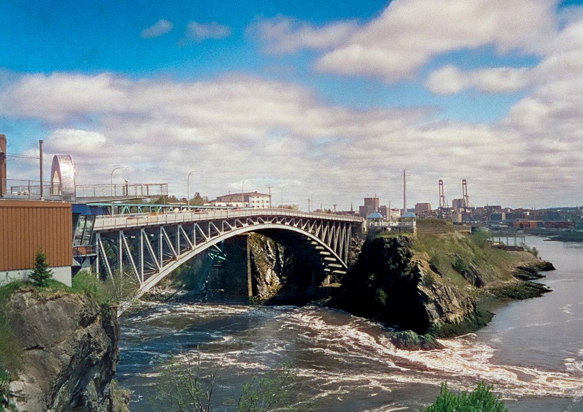 📷 Olympus Pen-S   
🎞️#cinestill 800 (shot at 500)   
🗺️ Saint John

#believeinfilm