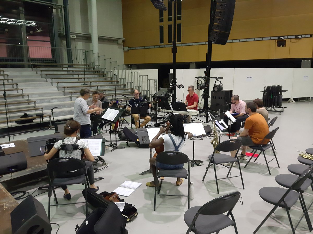 VincentMarsick's tweet photo. Ça répète aux 3 provinces de Brive pour le concert de demain ! Du chœur à la scène, avec les collèges d'Allassac, Rollinat, Beynat, Objat, Uzerche et l'école primaire Simonet. 400 choristes, 20h30, l'#edmus en action ! @DurandC42166305 @JeFCourtes
 @BourinSandra @educmuslimoges https://t.co/GCKncXze2H