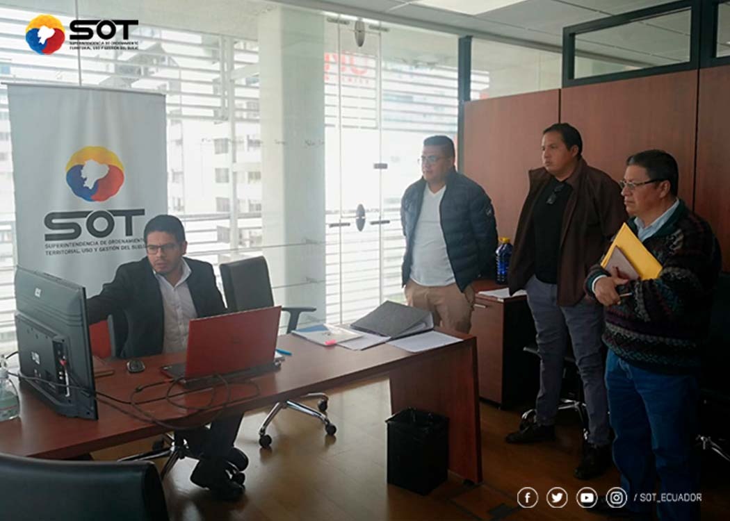 sot_ecuador's tweet photo. #MesadeTrabajo | La #Zonal2 mantuvo una reunión con funcionarios del GAD de #Cayambe a fin de dar a conocer la correcta aplicación de los instrumentos de ordenamiento territorial, uso y gestión del suelo así como su registro en la plataforma #IPSOT 2.0, de #SOTEcuador https://t.co/Ifours0tu8