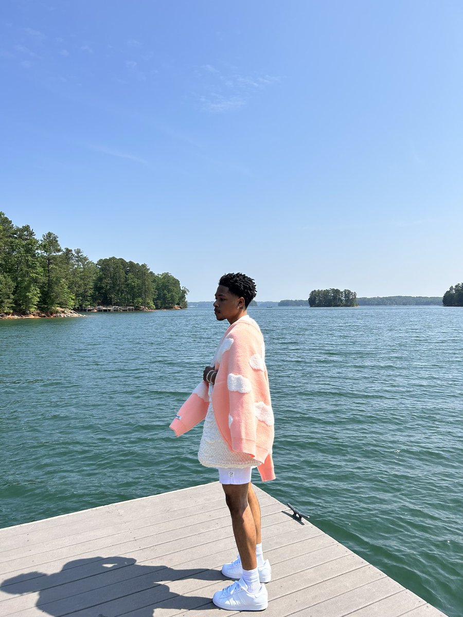rickeykbrown's tweet photo. Took the clouds out the sky and put them on my sweater ☁️ ���� https://t.co/zFl84lO7hy