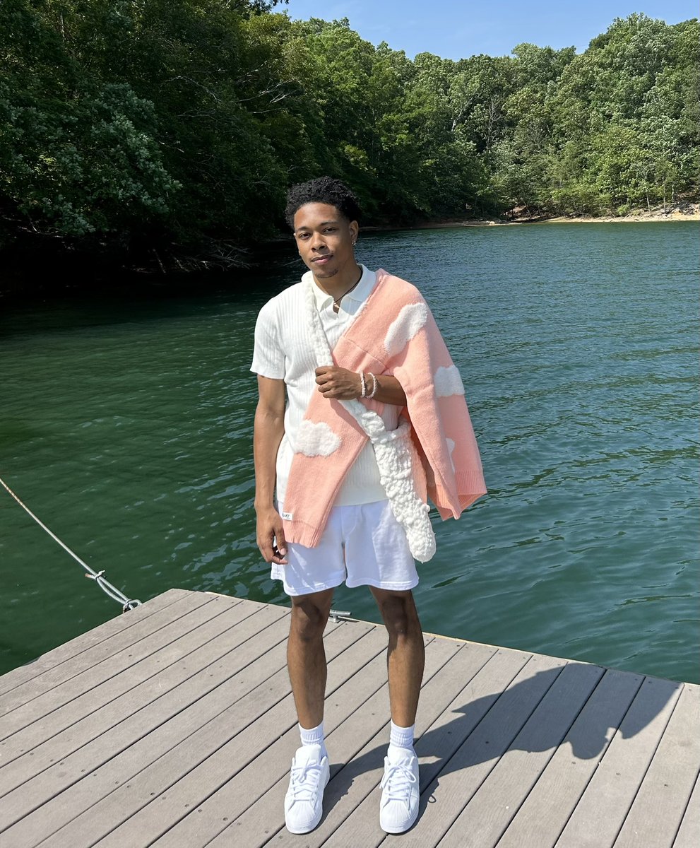 rickeykbrown's tweet photo. Took the clouds out the sky and put them on my sweater ☁️ ���� https://t.co/zFl84lO7hy