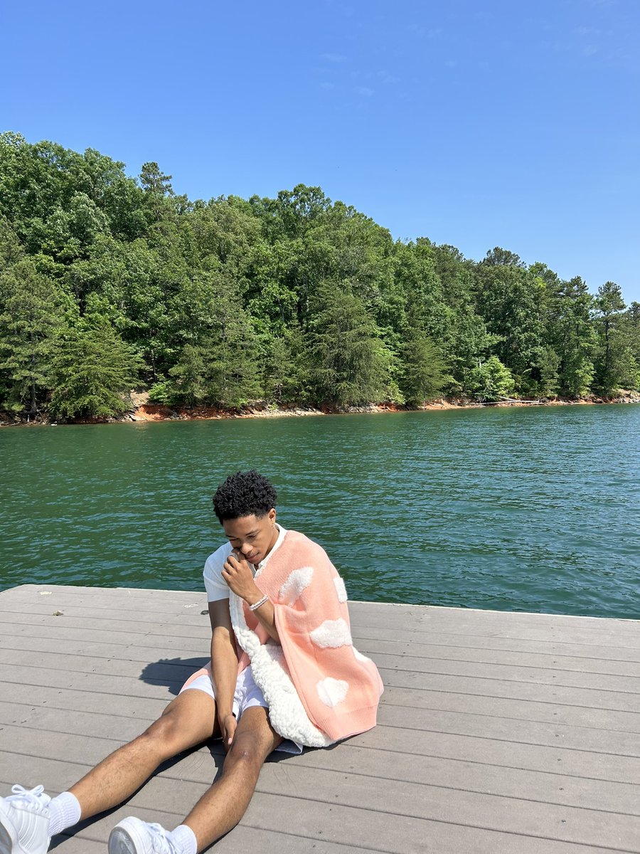 rickeykbrown's tweet photo. Took the clouds out the sky and put them on my sweater ☁️ ���� https://t.co/zFl84lO7hy
