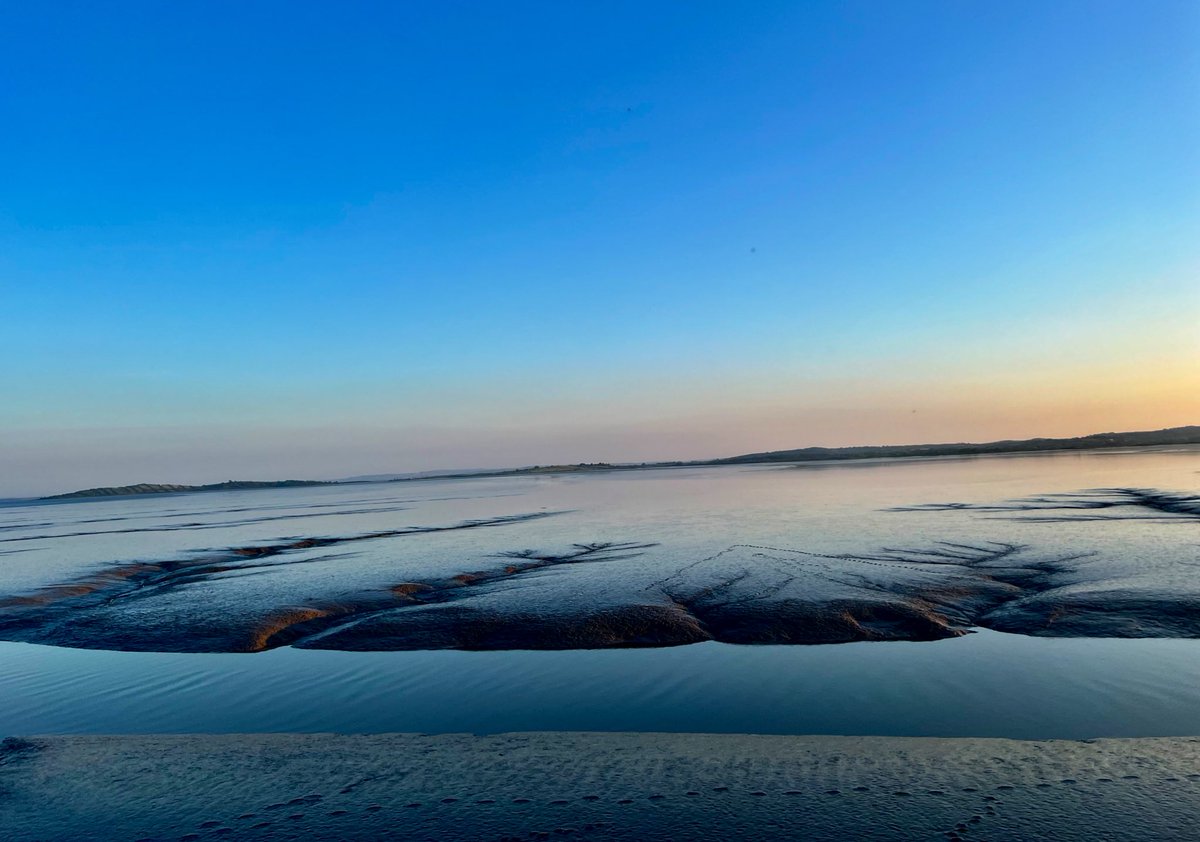 In this part of #Ireland #mudflats are often called  ‘slobs’. I grew up calling this #estuary area ‘The Slob-lands’. Can you think of a description less lyrical for a place of such dramatic beauty at #Twilight ?
#200DaysOfWalking 
#ThePhotoHour #EstuaryWay #countyclare #sublime