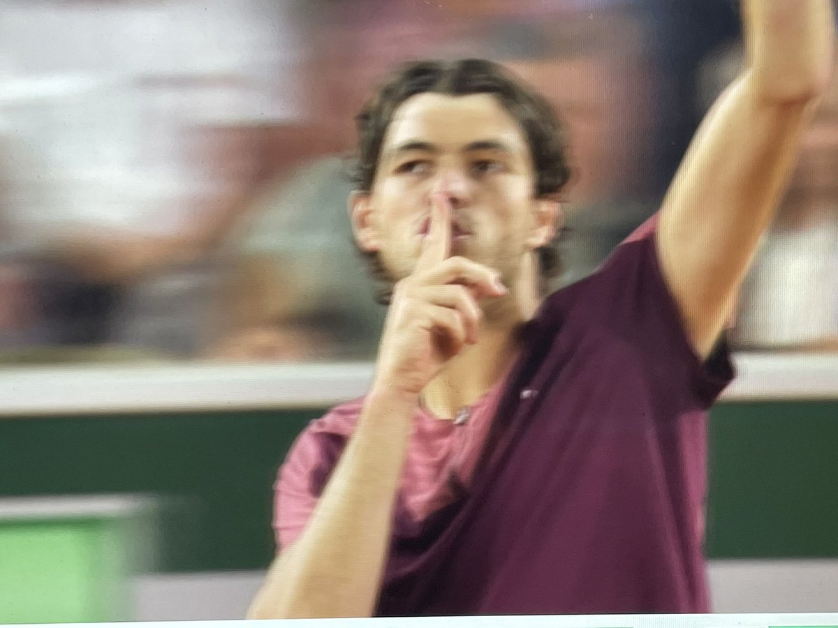 TheTennisLetter's tweet image. Taylor Fritz is booed by the entire French crowd at Roland Garros

Fritz immediately puts up his finger and 🤫 the crowd. 

Daniil Medvedev might be out of Roland Garros,

But tonight… he lives on in Taylor Fritz 😂