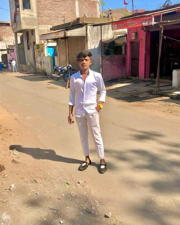 AakashBhalray's tweet photo. #प्रदेश  के #मुख्यमंत्री  @ChouhanShivraj जी #ग्रहमंत्री @drnarottammisra जी से #पूछता  है #खण्डवा की इस मासूम विनय को हमारी #सरकार इंसाफ दिलाए गी @khndwawala  @Imashokpaliwal https://t.co/JfXp7RwDtJ