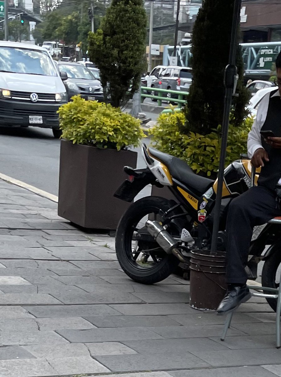 Solicito infracción a motocicleta estacionada en la banqueta de Av Palmas 260, Lomas-Virreyes Alcaldía Miguel Hidalgo
<a href="/UCS_GCDMX/">Unidad de Contacto del Secretario SSC CDMX</a>