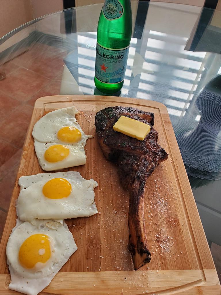 Another #tomahawk with my daily multi vitamins.  Big steak one less egg. 🤌👌💪 #carnivorediet