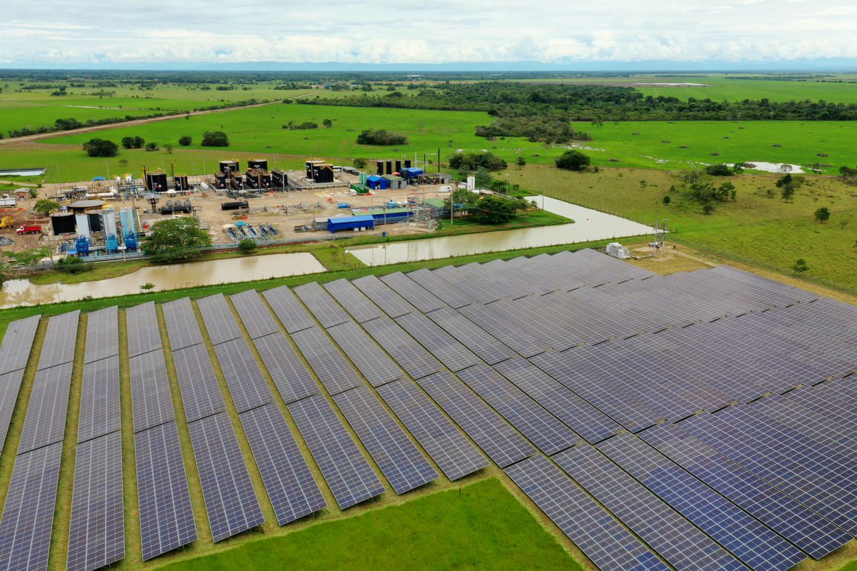 Mtra. <a href="/IreneVelezT/">Irene Vélez-Torres</a> recorrió campo Cabrestero en Villanueva, Casanare, para conocer las instalaciones de <a href="/ParexResources/">Parex Resources</a>, que le aportan a la #TransiciónEnergéticaJusta con operaciones de producción, exploración y proyectos de desarrollo sostenible como la granja solar Akira.